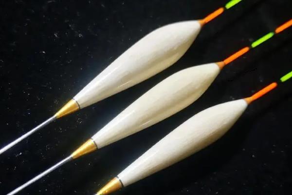 浮漂的分类，分为水花漂、细长型浮漂、圆型浮漂等