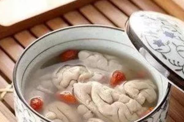 猪脊髓怎么吃,先用开水漂出杂质、再切碎拌入其它材料后即可蒸煮