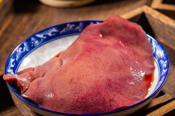 猪脊髓怎么吃,先用开水漂出杂质、再切碎拌入其它材料后即可蒸煮