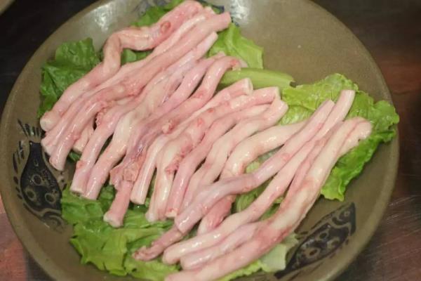 猪脊髓怎么吃,先用开水漂出杂质、再切碎拌入其它材料后即可蒸煮