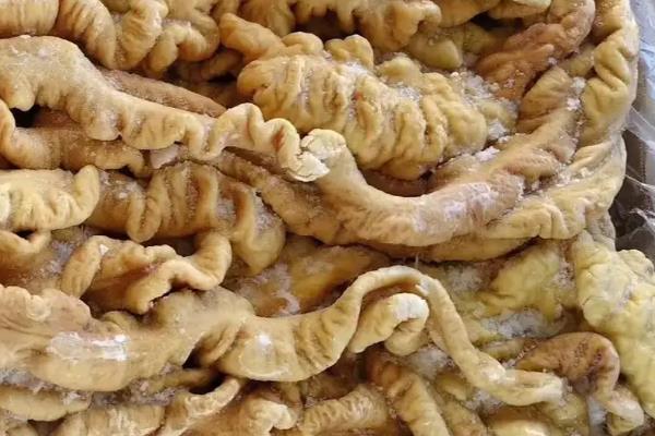 洗猪大肠的方法,用面粉和食盐干搓再冲净