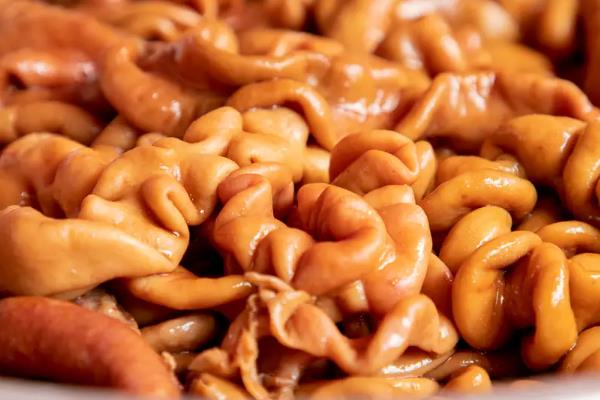 洗猪大肠的方法,用面粉和食盐干搓再冲净