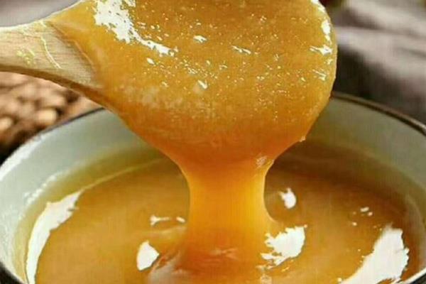 如何鉴别真假蜂蜜，可以用手轻捻