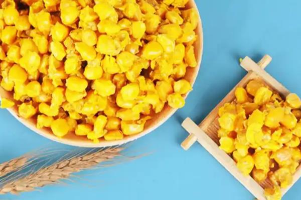 钓鲫鱼适合用哪种饵料，米饭、蚯蚓、红虫等类型均可使用
