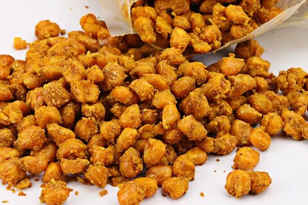 钓鲫鱼适合用哪种饵料，米饭、蚯蚓、红虫等类型均可使用