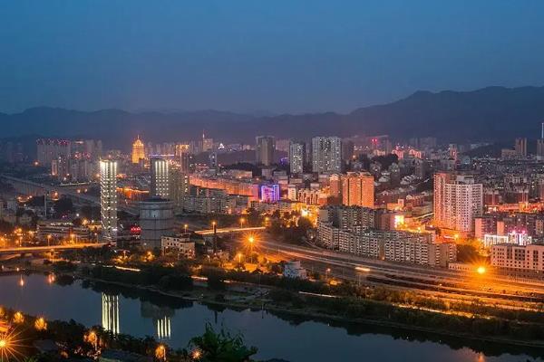 辽宁抚顺市的特产，有单片黑木耳、琥珀工艺品等