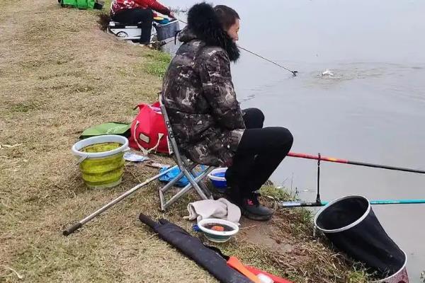 钓鲢鱼如何选钓位，要选择溶氧量高的水域