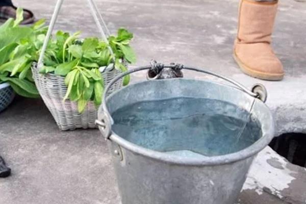 浇花时把自来水变成弱酸性的方法，浇花前可向土壤中滴入无盐白醋