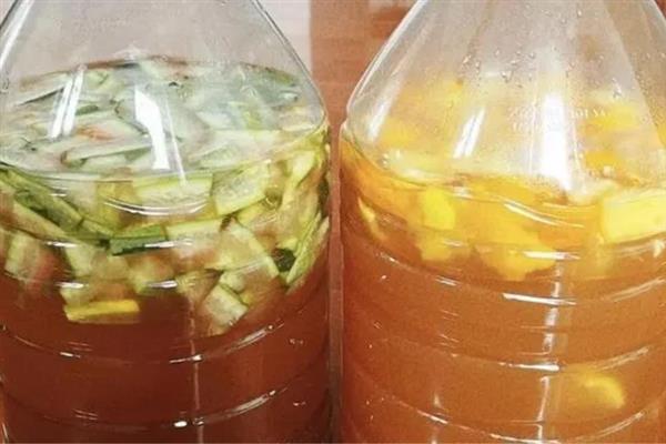 浇花时把自来水变成弱酸性的方法，浇花前可向土壤中滴入无盐白醋