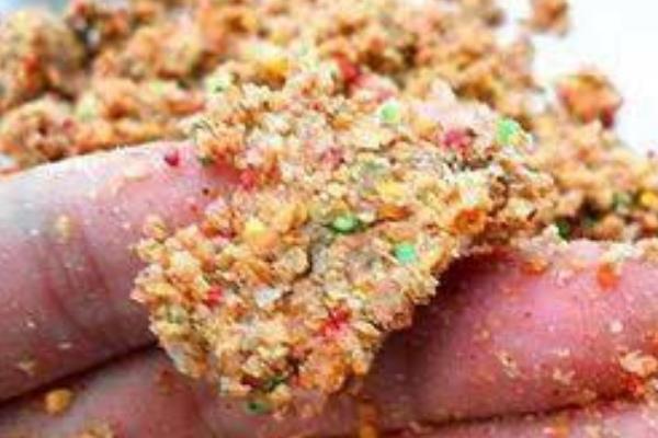 快速诱鲫鱼的窝料配方，一般用大米、粗玉米渣等材料混配