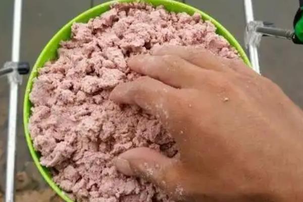 快速诱鲫鱼的窝料配方，一般用大米、粗玉米渣等材料混配