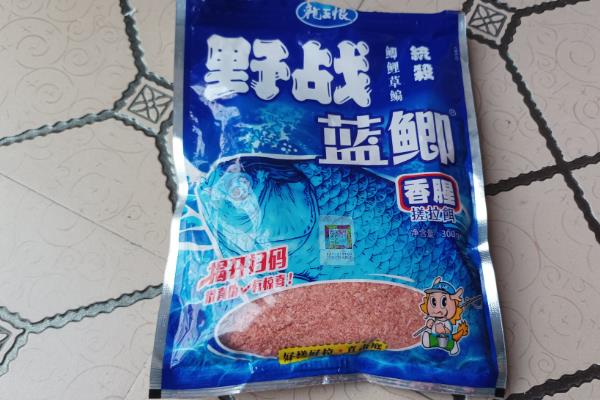 快速诱鲫鱼的窝料配方，一般用大米、粗玉米渣等材料混配