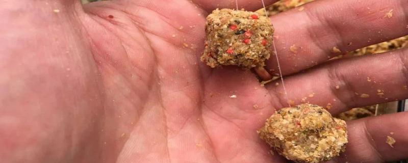 饵料怎么一入水就没了,原因是饵料的雾化程度太高了