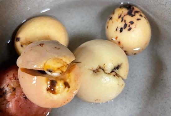 牛油果种子的种植方法，首先选取成熟度较好的牛油果