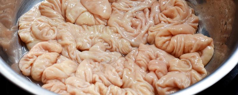 洗猪大肠的方法,用面粉和食盐干搓再冲净