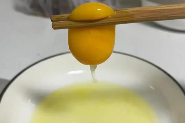 蜂蜜鸡蛋清面膜的制作方法，将蛋清打至起泡再添加蜂蜜并调匀