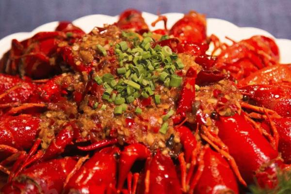 小龙虾红虾和青虾的区别，虾壳硬度、肉质、烹饪方法有所不同