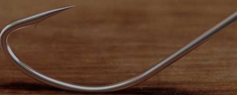 白狐钩和袖钩的对比，前者钩条粗、后者钩条细