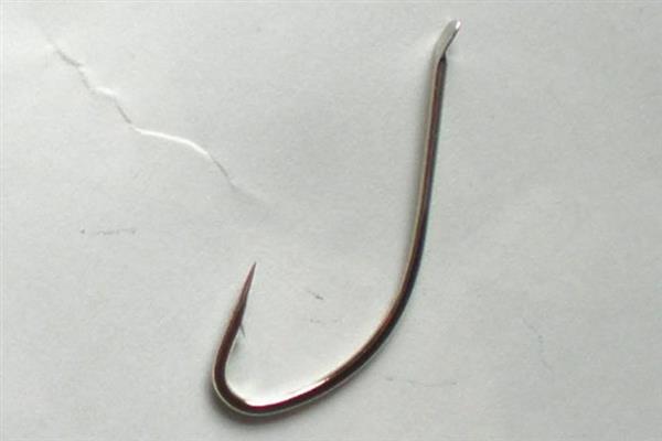 白狐钩和袖钩的对比，前者钩条粗、后者钩条细