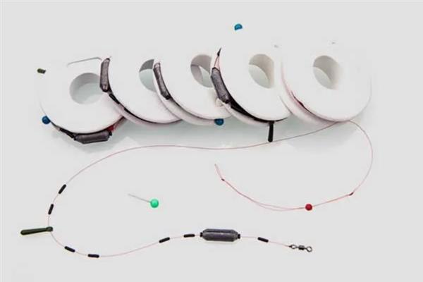 白狐钩和袖钩的对比，前者钩条粗、后者钩条细