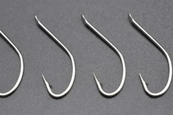 白狐钩和袖钩的对比，前者钩条粗、后者钩条细