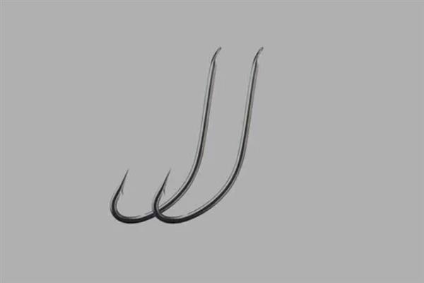 白狐钩和袖钩的对比，前者钩条粗、后者钩条细