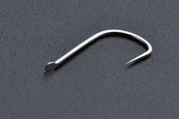 白狐钩和袖钩的对比，前者钩条粗、后者钩条细