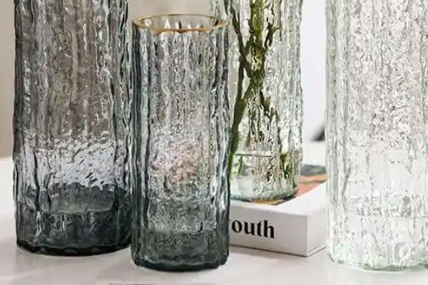 冬青的花语,寓意朴素正直、生机勃勃等