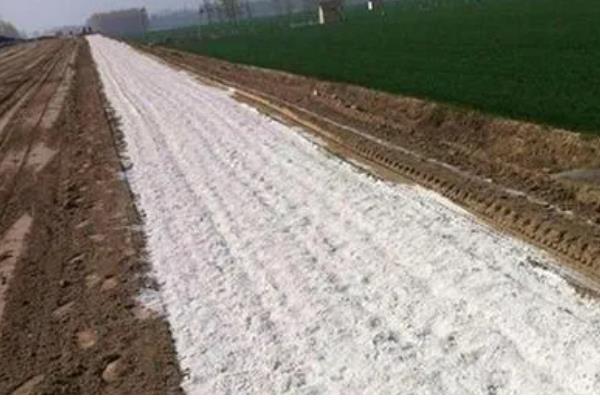 解决土壤板结的方法，缺乏有机质可先翻松再掺入泥炭等物质