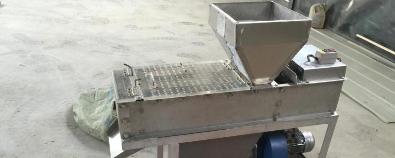 花生脱皮机的工作原理，通过差速滚动摩擦传动去皮