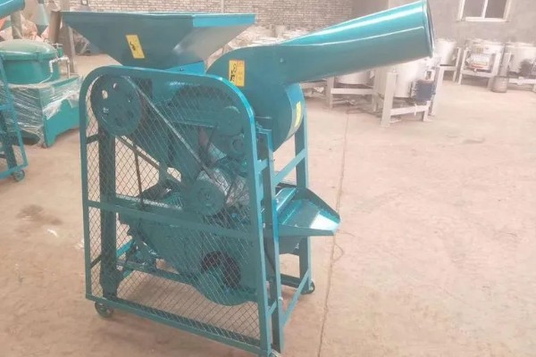 花生脱皮机的工作原理，通过差速滚动摩擦传动去皮