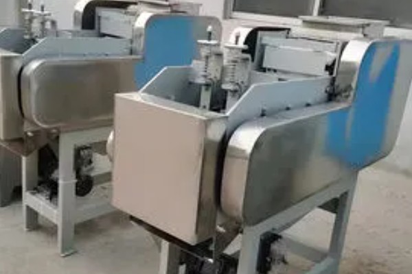 花生脱皮机的工作原理，通过差速滚动摩擦传动去皮