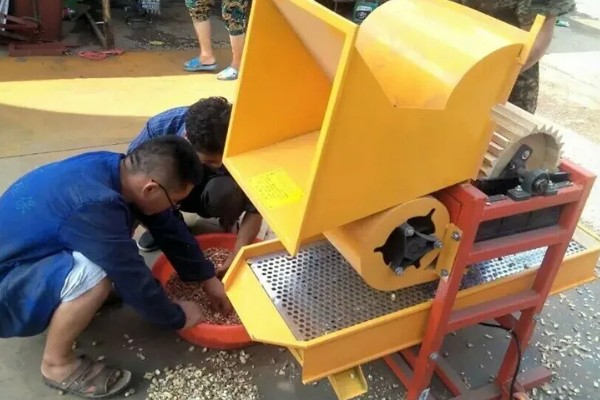 花生脱皮机的工作原理，通过差速滚动摩擦传动去皮