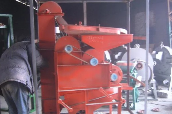 花生脱皮机的工作原理，通过差速滚动摩擦传动去皮