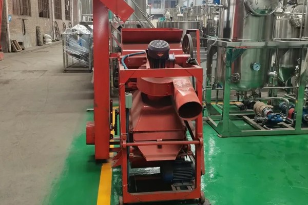 花生脱皮机的工作原理，通过差速滚动摩擦传动去皮