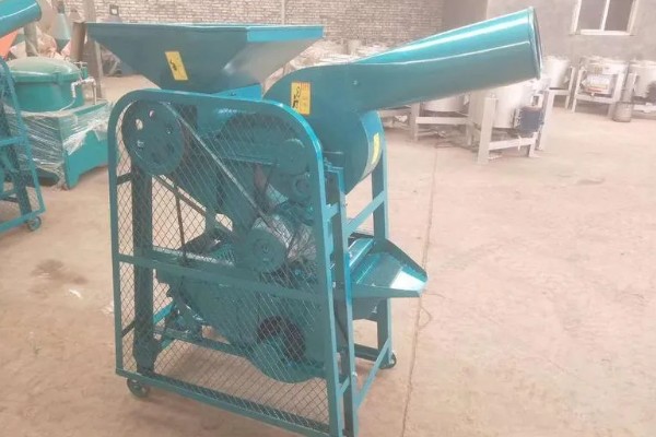 花生脱皮机的工作原理，通过差速滚动摩擦传动去皮