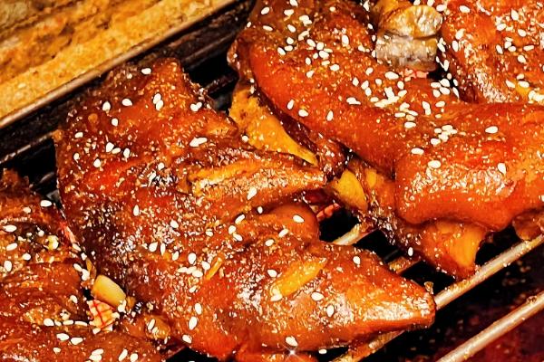 冬季摆摊可以做什么小吃生意,油炸烧烤、麻辣烫都可以考虑