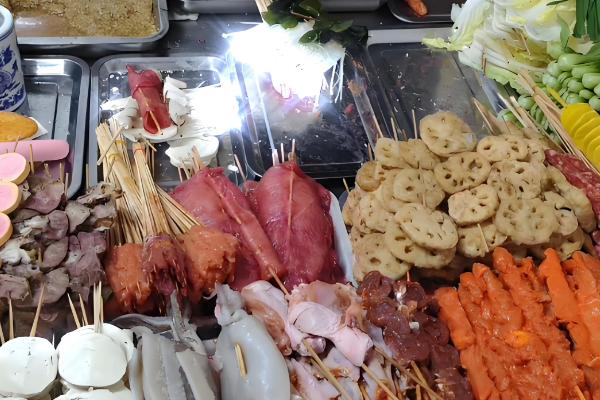 冬季摆摊可以做什么小吃生意,油炸烧烤、麻辣烫都可以考虑