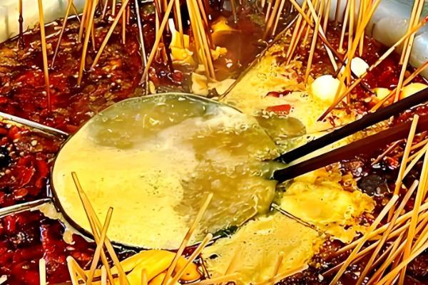 冬季摆摊可以做什么小吃生意,油炸烧烤、麻辣烫都可以考虑
