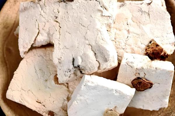 茯苓和茯神有什么区别,前者是一种干燥菌核、后者是菌核中间的白色部分