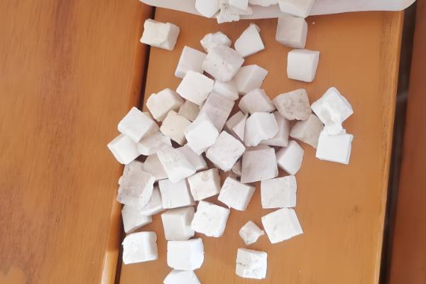 茯苓和茯神有什么区别,前者是一种干燥菌核、后者是菌核中间的白色部分