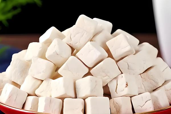 茯苓和茯神有什么区别,前者是一种干燥菌核、后者是菌核中间的白色部分