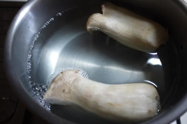 杏鲍菇长白毛如何处理，清洗时清理干净白毛即可