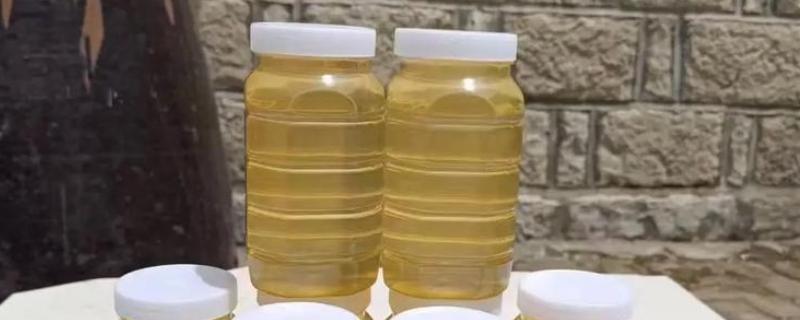 如何辨别槐花蜜的真假，可以根据色泽和香味来分辨