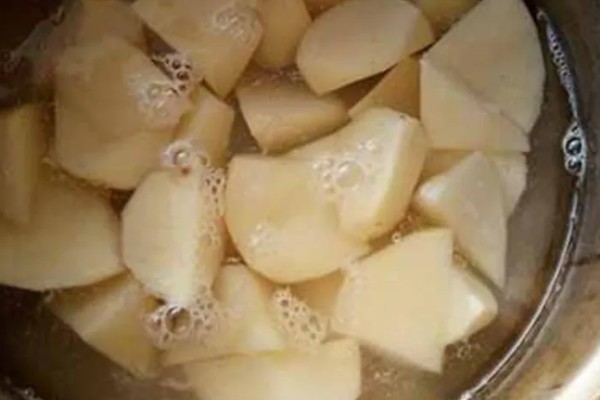 用农药处理种子的方法，根据种子类型使用不同的药物拌种