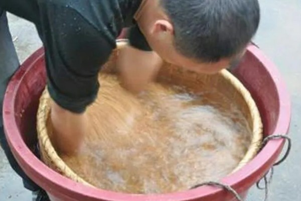 用农药处理种子的方法，根据种子类型使用不同的药物拌种