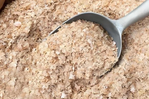 轻麸的制作原料，一般用麦麸、谷物的外壳等材料制成