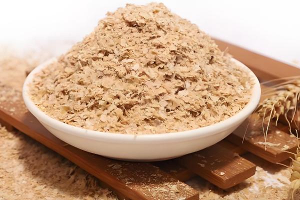 轻麸的制作原料，一般用麦麸、谷物的外壳等材料制成