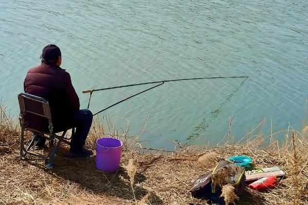 轻麸的制作原料，一般用麦麸、谷物的外壳等材料制成