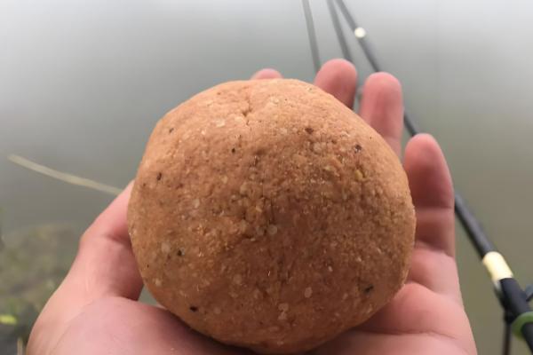 轻麸的制作原料，一般用麦麸、谷物的外壳等材料制成